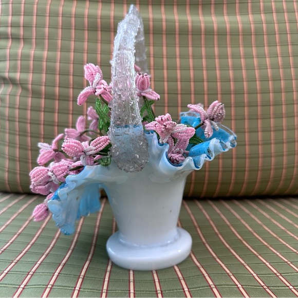 Art Glass basket with clear “drip” handle, crimped edge & beaded pink flowers. - Picture 5 of 12